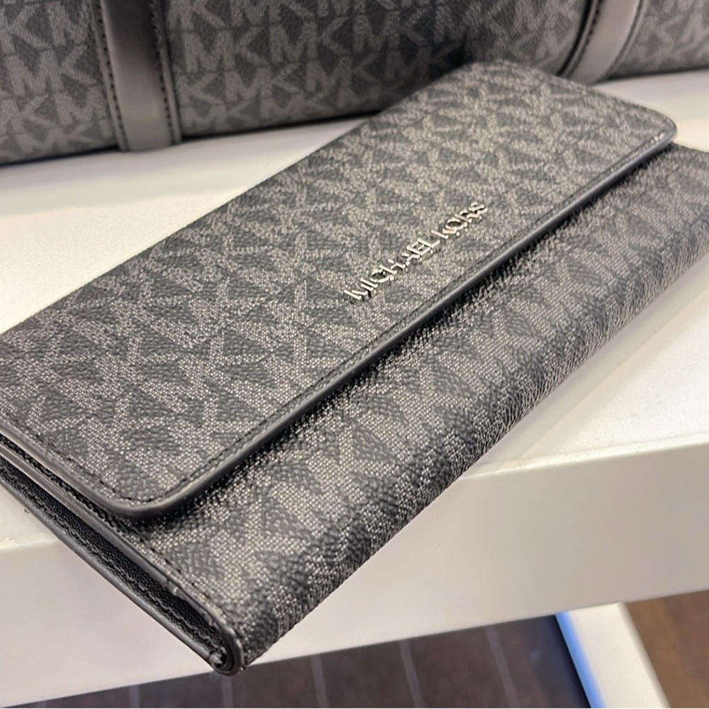 Michael Kors Jet Set Large Signature Logo Tri-Fold Wallet
Black 
NWT - Picture 2 of 16